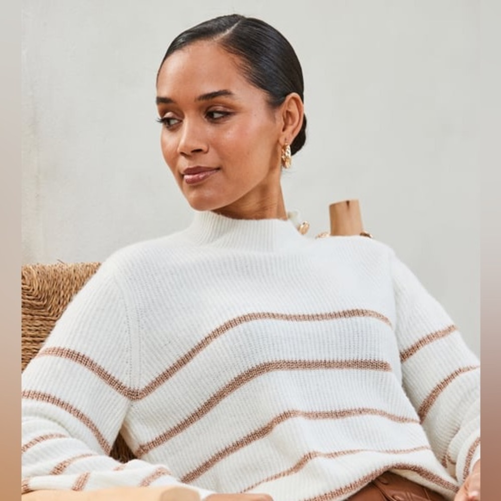 Banana Republic White and Tan Crew Neck Sweater